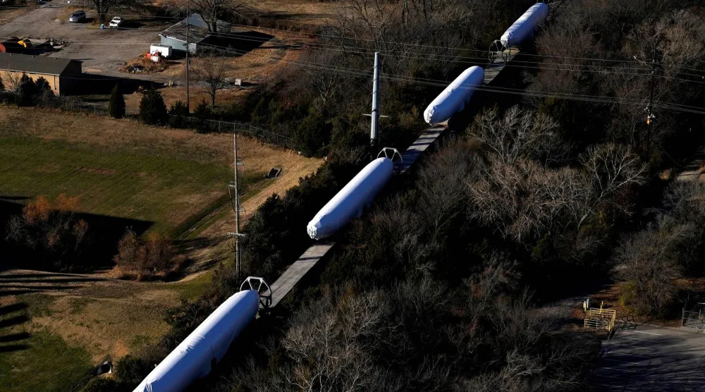 أجسام طائرات من إنتاج «سبيريت» معدة لشركة «بوينغ» في طريقها للشحن من المصنع في ولاية كانساس الأميركية (رويترز)