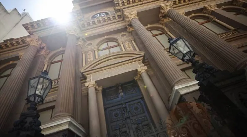 الواجهة القديمة للبنك المركزي الأرجنتيني بعد ترميمها في بوينس آيرس  (رويترز)