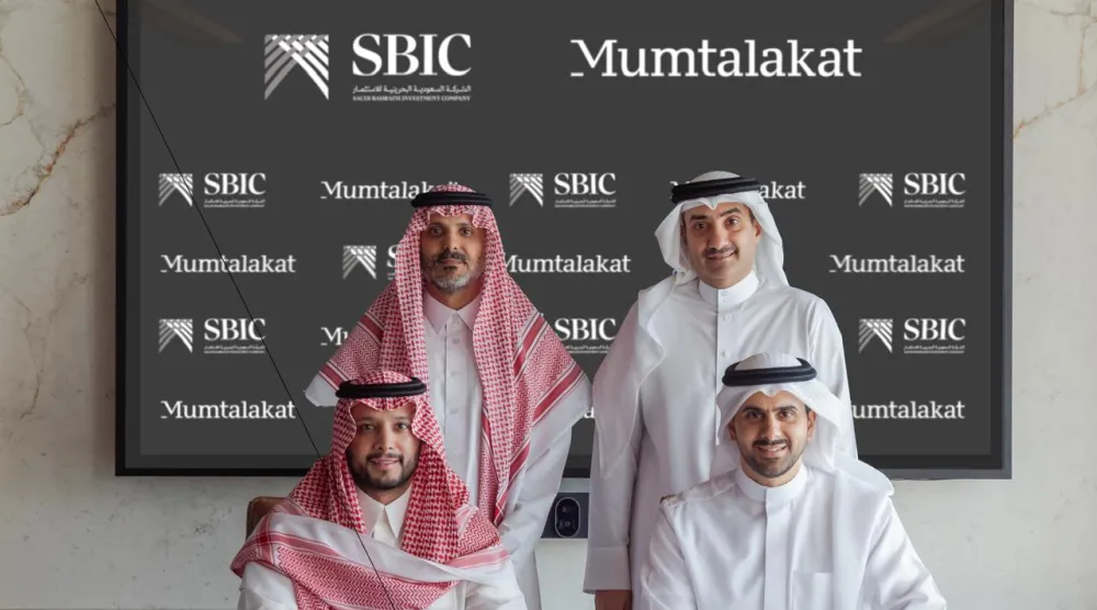 الطرفان عقب توقيع الاتفاقية (الصندوق)