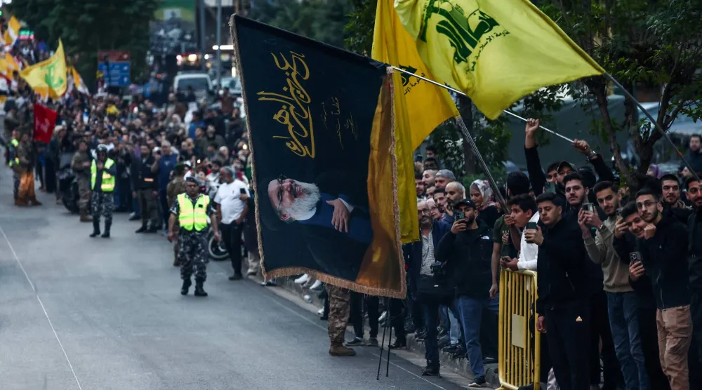 حامیان «حزب‌الله» لبنان پرچم‌های این حزب را در بیروت در دست دارند (رویترز)