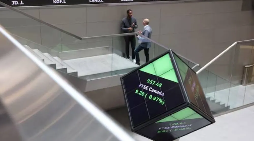 تعرض بيانات ومعلومات الأسواق المالية على شاشات داخل مقر مجموعة بورصة لندن (رويترز)