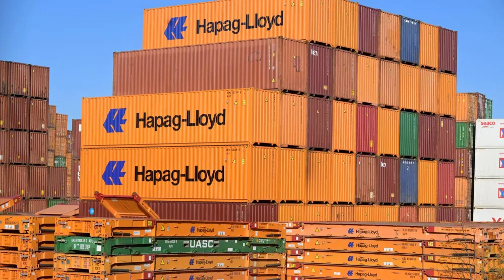 حاويات شركة «هاباغ - لويد» في محطة تحميل بميناء هامبورغ (رويترز)