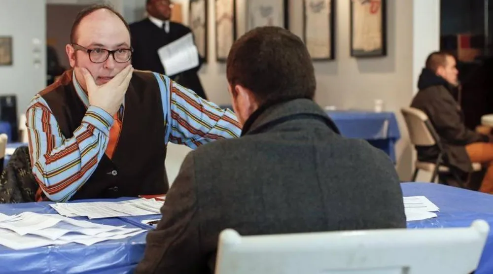 هناك بعض الخطوات الفعالة التي قد تساعدك في الحفاظ على يقظتك وتركيزك خلال الاجتماعات (أرشيفية - رويترز)