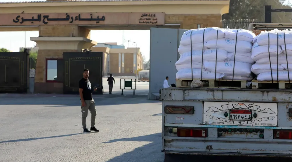 İnsani yardım yüklü bir kamyon, Gazze Şeridi ile Refah sınır kapısının Mısır tarafında izin bekliyor (AFP)