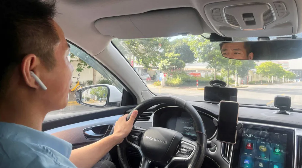 طريقة قيادة للسيارة يمكن أن تكون مؤشراً مبكراً على التدهور الإدراكي (رويترز)