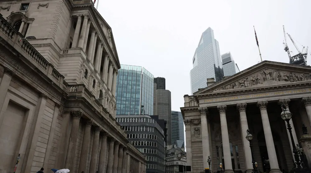 عمال إنشاء الطرق يؤدون أعمالهم خارج بنك إنجلترا في منطقة سيتي المالية بلندن (رويترز)