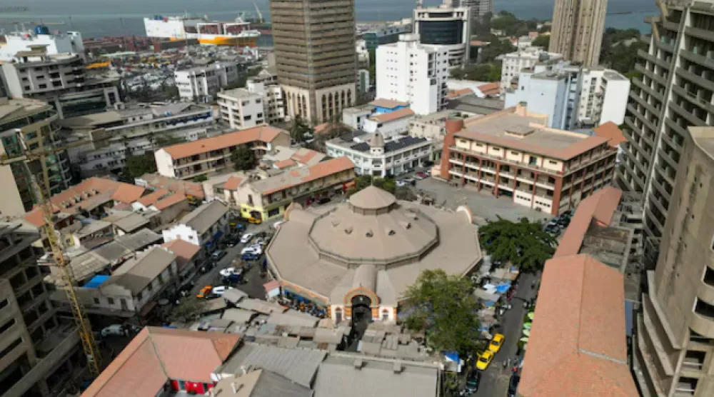 صورة من طائرة مسيَّرة تظهر سوق كيرميل في وسط دكار بالسنغال (رويترز)