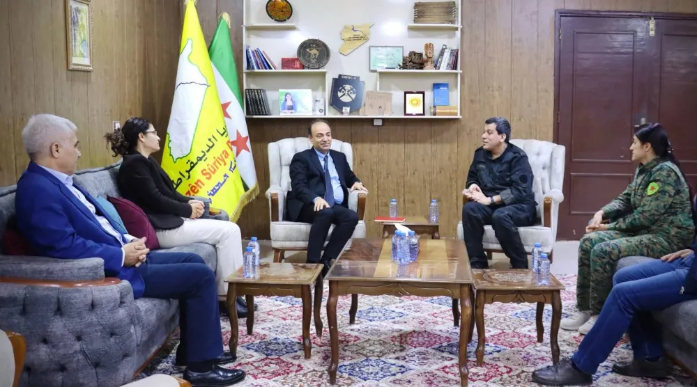 قائد قوات «قسد» مظلوم عبدي والرئيسة المشاركة لدائرة العلاقات الخارجية في الإدارة الذاتية لشمال وشرق سوريا إلهام أحمد خلال لقاء مع السياسي الكردي التركي عثمان بادمير نوفمبر الماضي (إعلام تركي)