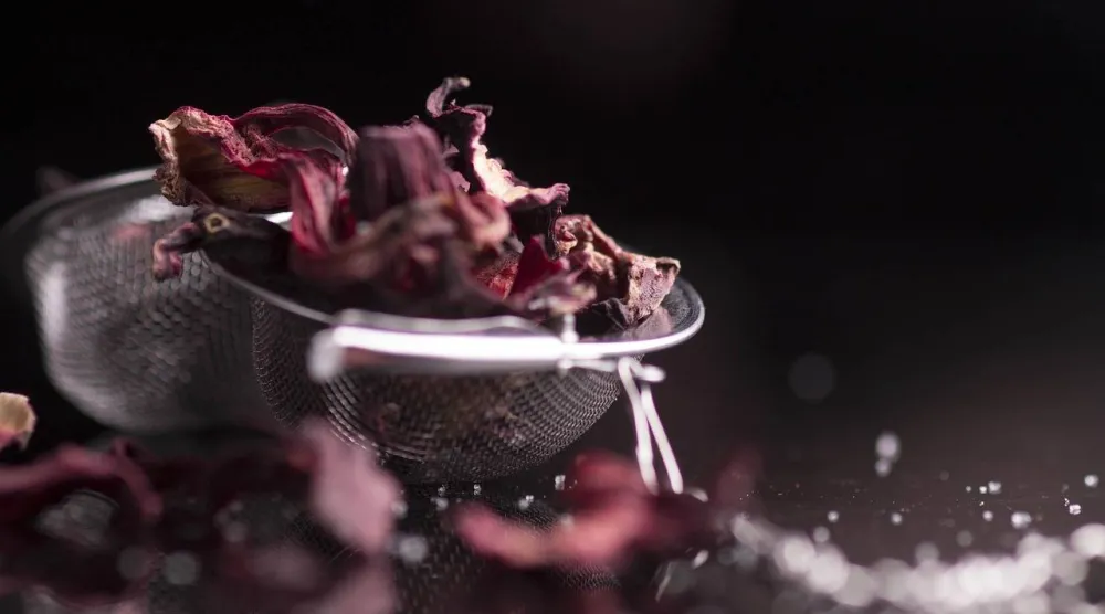 بفضل مضادات الأكسدة القوية التي يحتوي عليها، خاصة الأنثوسيانين والفلافونويد، قد يُساعد الكركديه على تقليل الالتهاب وحماية خلايا البروستاتا من التلف (بيكسباي)