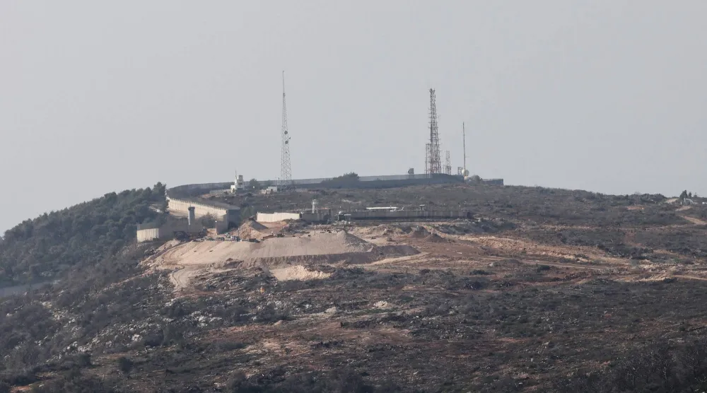 موقع إسرائيلي بجوار قاعدة تابعة لقوة الأمم المتحدة المؤقتة في لبنان على الجانب اللبناني من الخط الأزرق الذي رسمته الأمم المتحدة (أ.ف.ب)