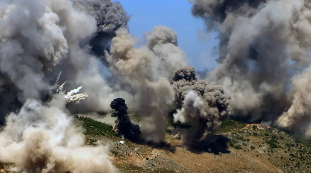 الدخان يتصاعد جراء غارات إسرائيلية استهدفت منطقة النبطية في مايو 2025 (أرشيفية - إ.ب.أ)