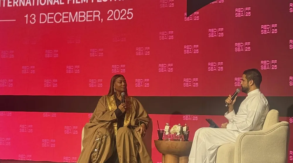 أيقونة الهيب هوب كوين لطيفة ترتدي البشت السعودي (تصوير: إيمان الخطاف)