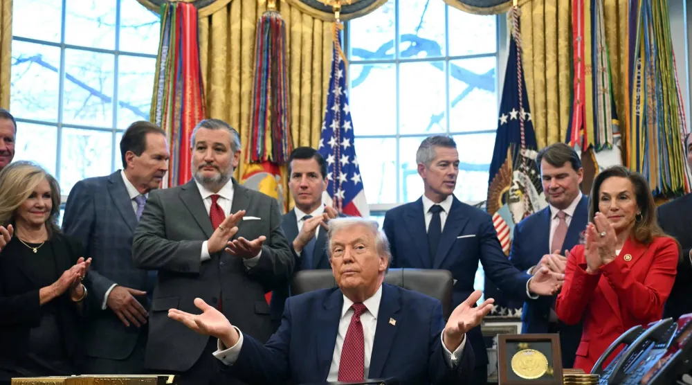 الرئيس دونالد ترمب محاطاً بعدد من كبار تنفيذيي صناعة السيارات الأميركية في المكتب البيضاوي يوم 3 ديسمبر الحالي (أ.ف.ب)