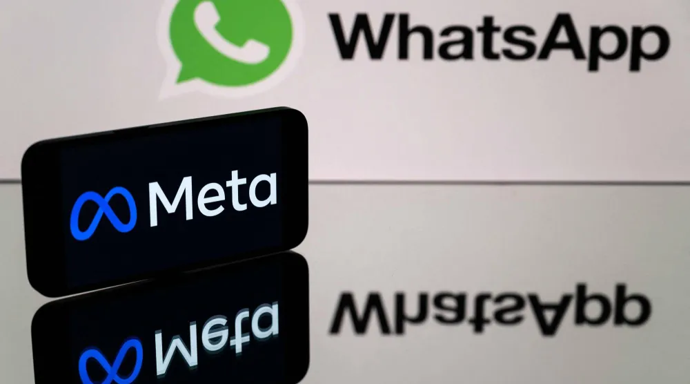 هاتف ذكي وشاشة كمبيوتر يعرضان شعارَي «واتساب» والشركة الأم «ميتا» في غرب فرنسا (أ.ف.ب)