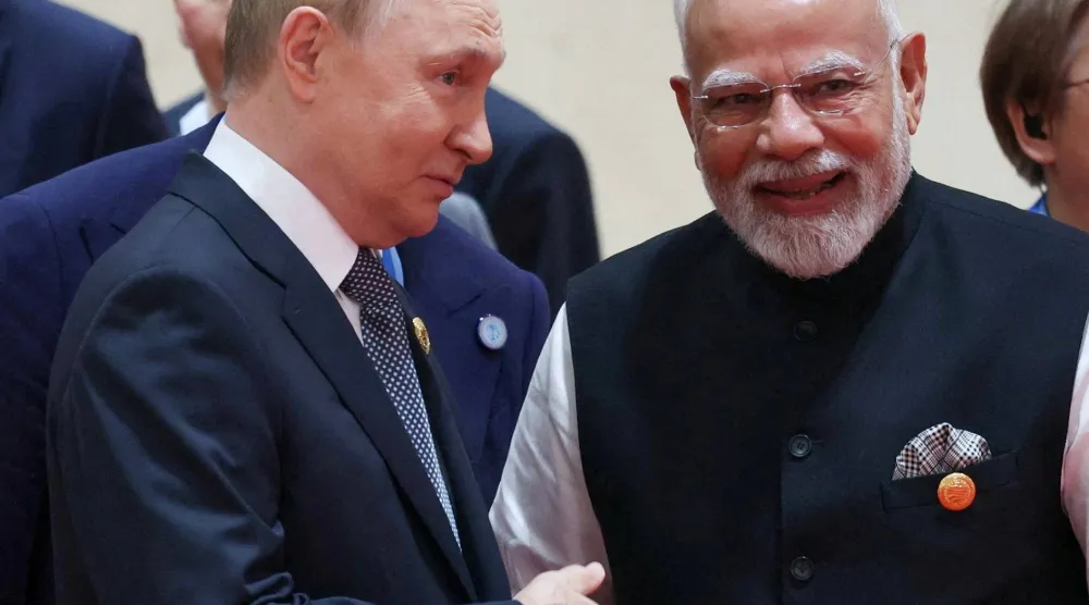 الرئيس الروسي فلاديمير بوتين ورئيس الوزراء الهندي ناريندرا مودي يتحدثان خلال قمة منظمة شنغهاي (رويترز)