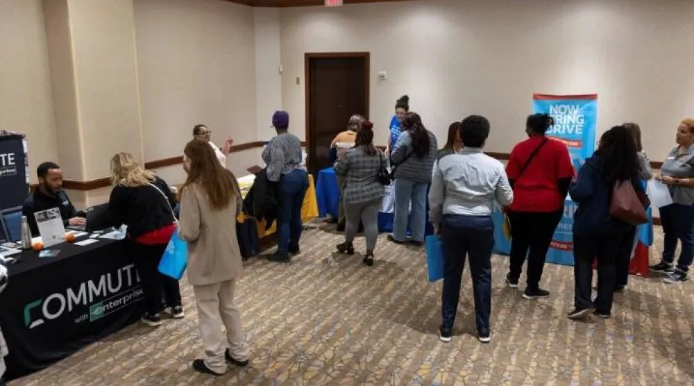 من داخل معرض وظيفي للموظفين الفيدراليين المفصولين حديثاً في كانساس سيتي مارس 2025 (رويترز)