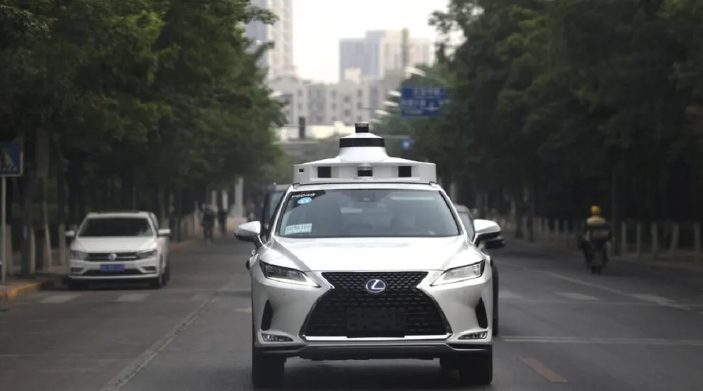 المركبات الذاتية القيادة تواجه تحديات كبيرة عند التحرك بين الحشود (رويترز)