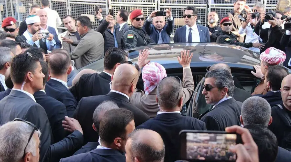 عناصر من «البيشمركة» بالزي الرسمي والأسلحة رافقوا بارزاني خلال تحركاته في بلدة جيزرة جنوب شرقي تركيا يوم 29 نوفمبر الماضي (إعلام تركي)