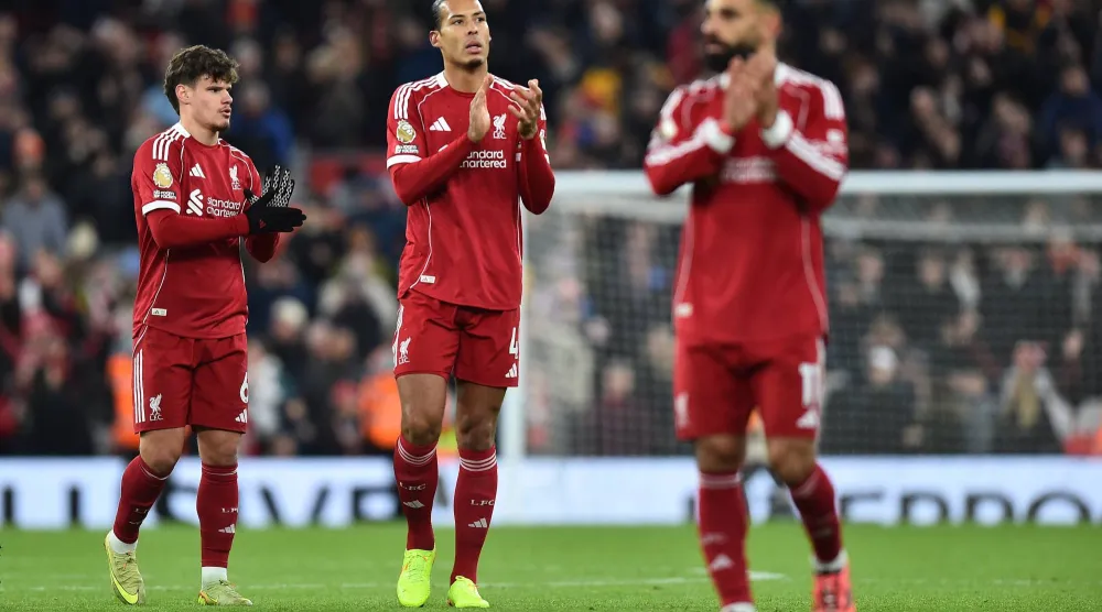 فان دايك سئل عن إمكانية أن يكون استبعاد صلاح رسالة لغرفة الملابس (رويترز)