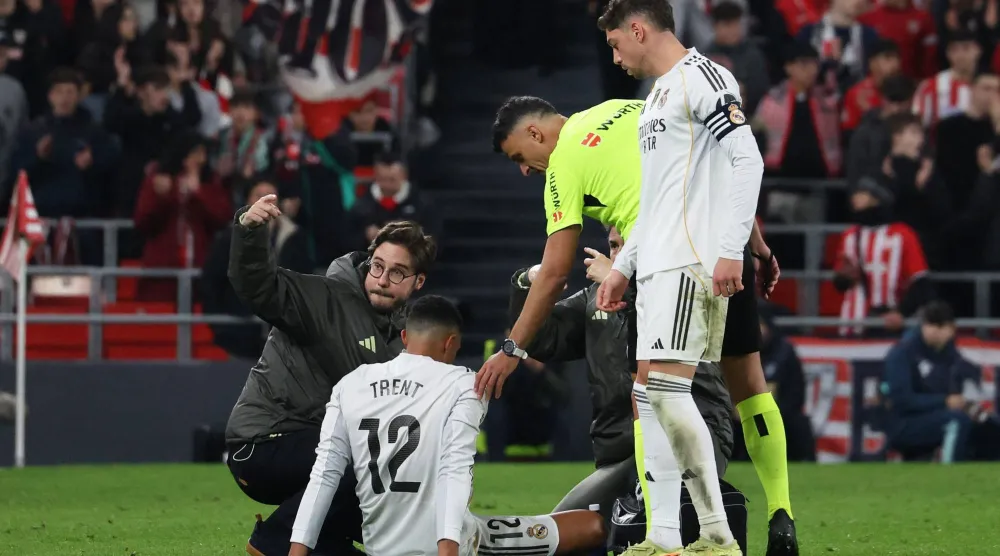 الظهير الأيمن الإنجليزي ترنت ألكسندر - أرنولد تعرض لإصابة في الفخذ (رويترز)