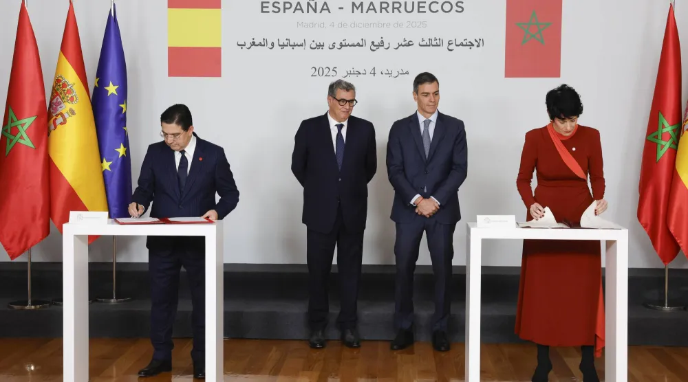 رئيس الوزراء الإسباني بيدرو سانشيز مع نظيره المغربي خلال حفل توقيع اتفاقيات عدة بين البلدين (إ.ب.أ)