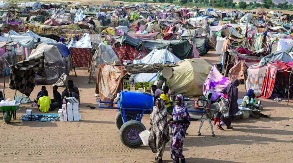 نازحون سودانيون فروا من الفاشر بعد سقوط المدينة في قبضة «قوات الدعم السريع» في 26 أكتوبر (أ.ف.ب)