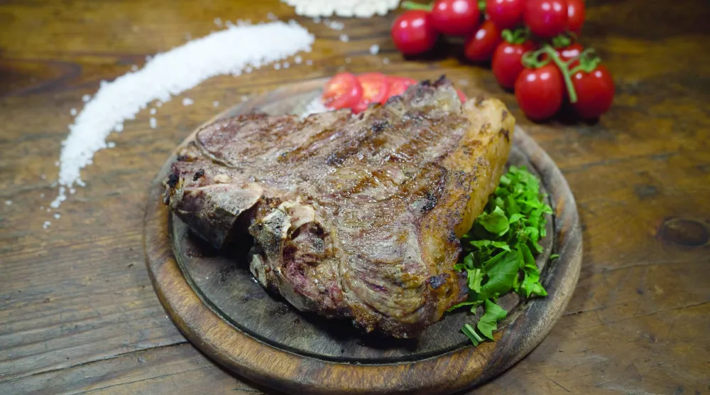 اللحم الأحمر هو الطبق الأساسي في فلورنسا (شاترستوك)