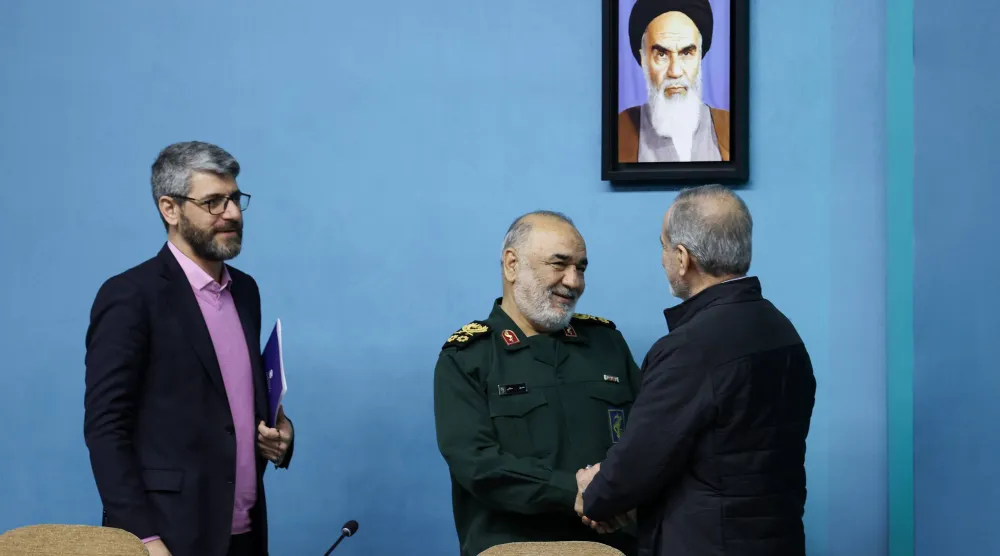 بزشكيان يصافح قائد «الحرس الثوري» حسين سلامي على هامش اجتماع اللجنة العليا لإدارة الإنترنت (الرئاسة الإيرانية)