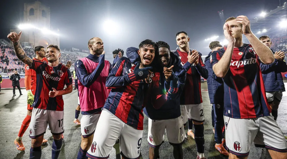 لاعبو بولونيا يحتفلون بالتأهل (إ.ب.أ)