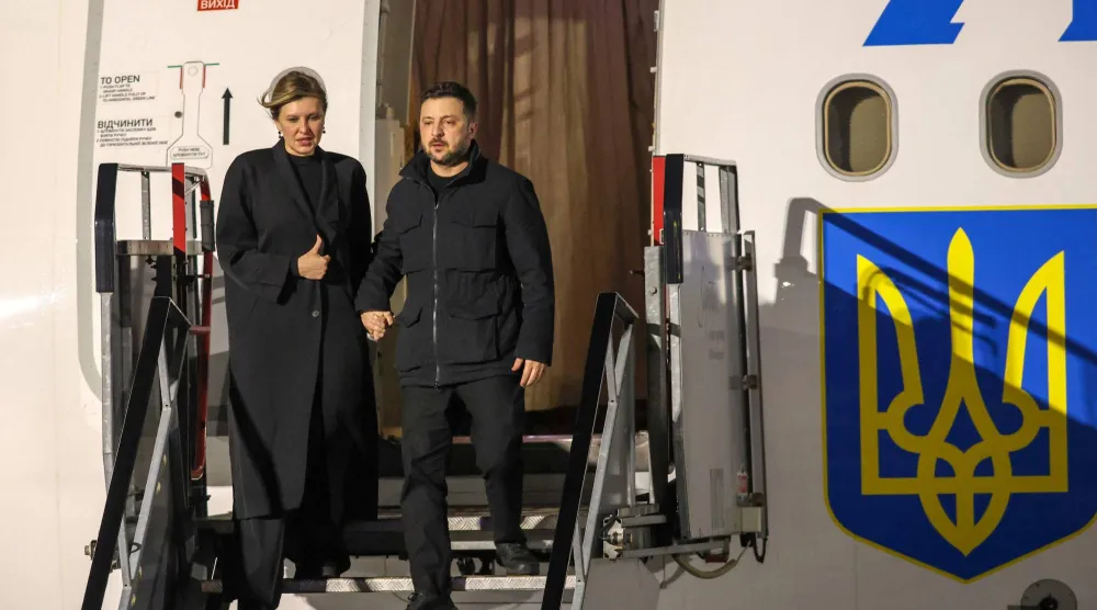 الرئيس الأوكراني فولوديمير زيلينسكي وعقيلته أولينا يهبطان من طائرة تحمل شعار الرئاسة الأوكرانية لدى وصولهما إلى مطار دبلن (أ.ف.ب)