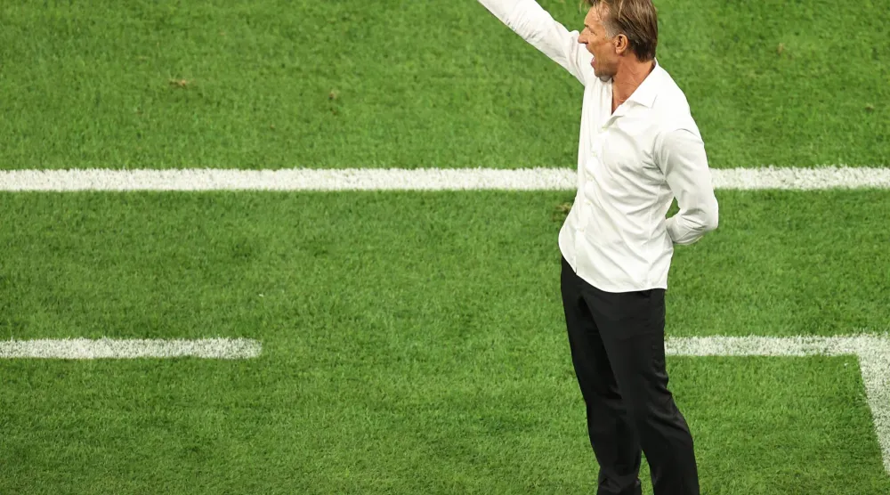 رينارد يوجه لاعبيه أمام عمان (تصوير: سعد العنزي)