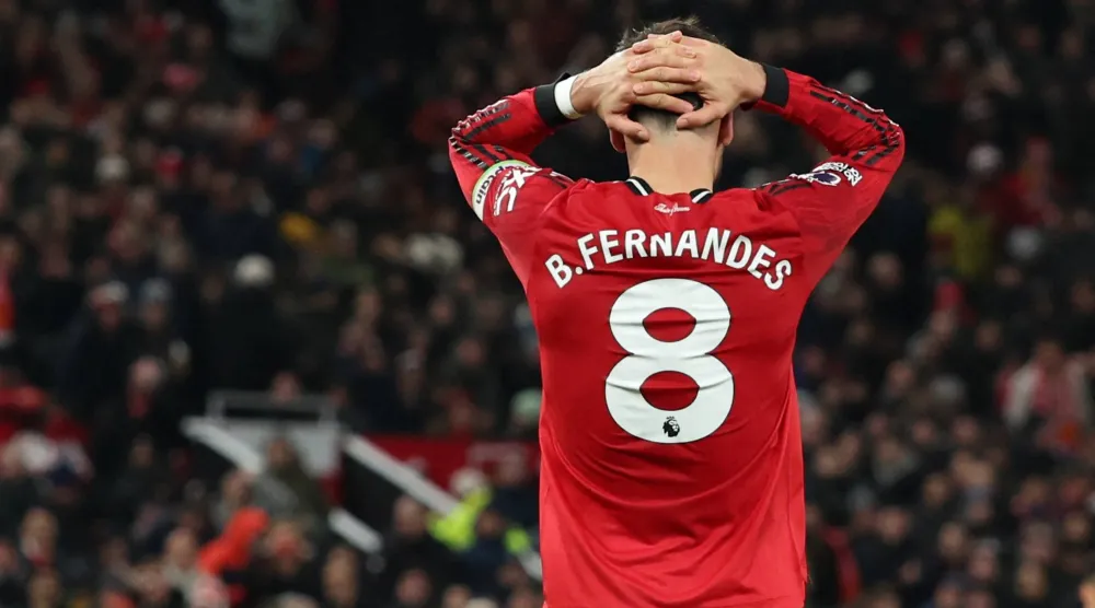 برونو فيرنانديز متحسرا بعد نهاية المباراة (رويترز)