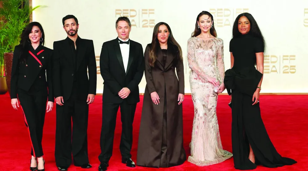 جمانا الراشد رئيسة مجلس أمناء مؤسسة البحر الأحمر السينمائي تتوسط أعضاء لجنة تحكيم مسابقة البحر الأحمر للأفلام (إدارة المهرجان)