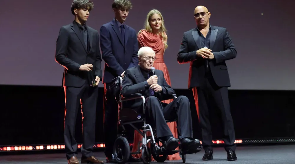 ‎لحظة تاريخية لتكريم النجم الأميركي مايكل كين في حفل الافتتاح (إدارة المهرجان)