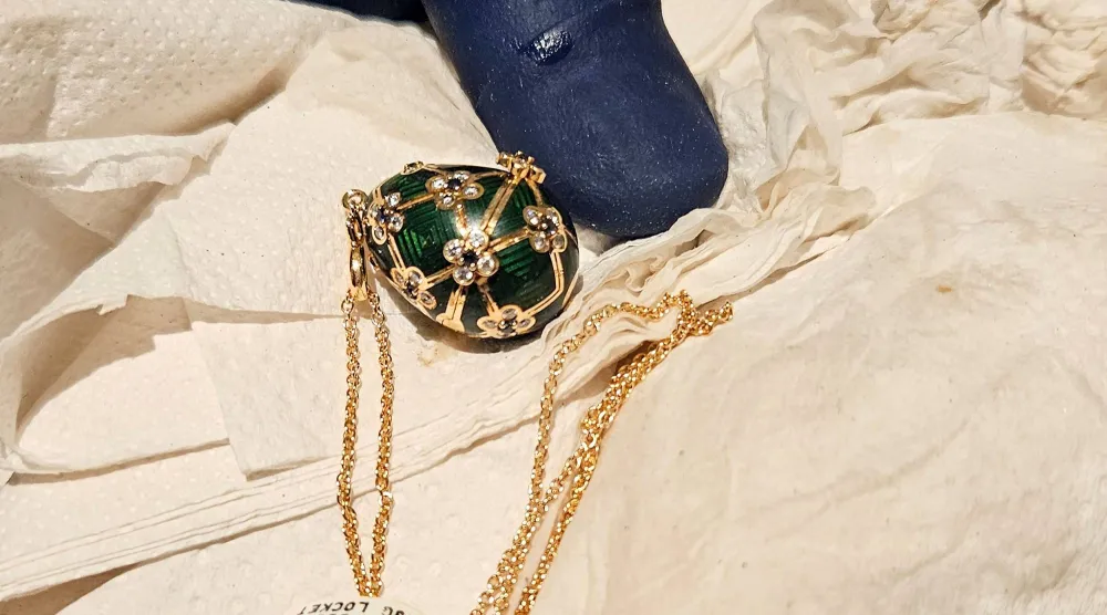 شرطي يعرض بيضة فابرجيه خضراء مرصعة بالماس في أوكلاند بعد مراقبة دامت 6 أيام للص المتهم بابتلاعها (أ.ف.ب)