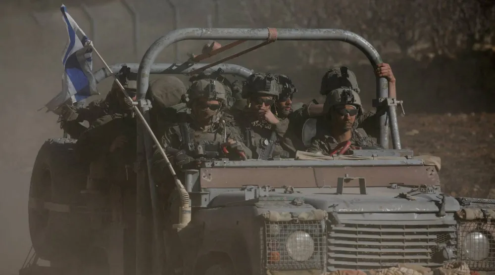 مركبة عسكرية إسرائيلية تسير في مرتفعات الجولان السوري المحتل... 18 ديسمبر 2024 (رويترز)