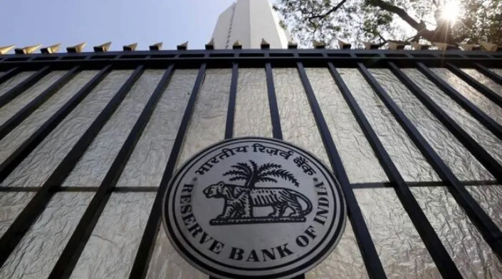 ختم بنك الاحتياطي الهندي على بوابة خارج مقره في مومباي (رويترز)