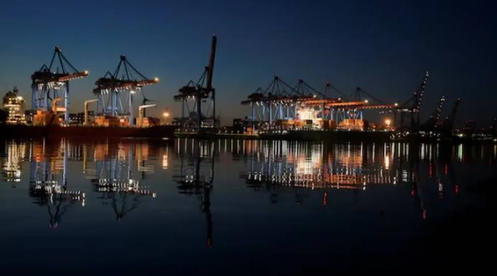 سفن الحاويات في محطة التحميل «ألتينفيردر» بميناء هامبورغ (رويترز)