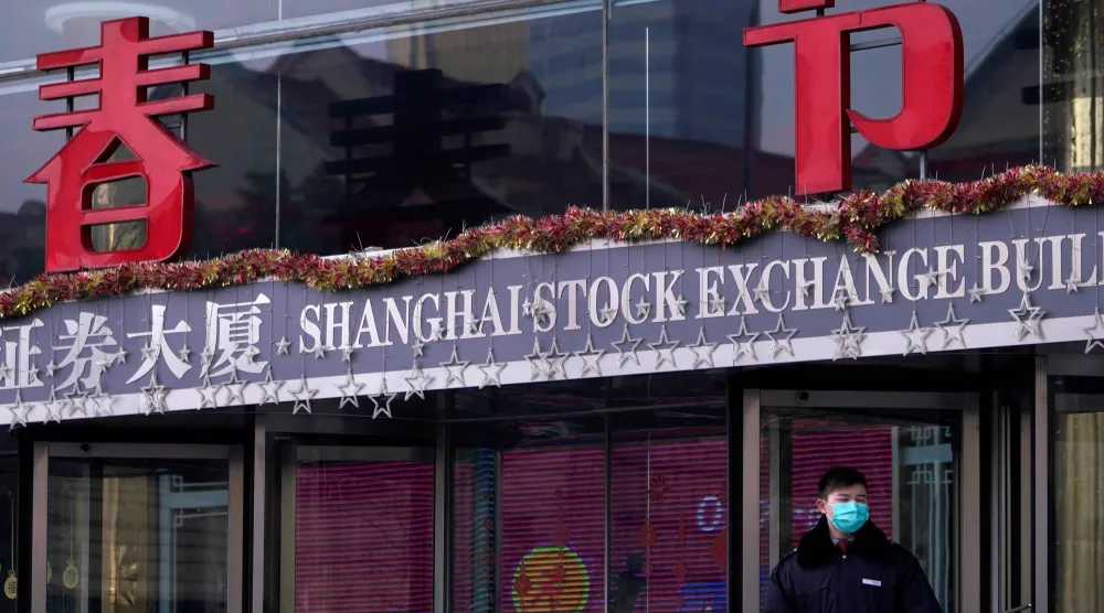 مبنى البورصة في مدينة شنغهاي الصينية (رويترز)