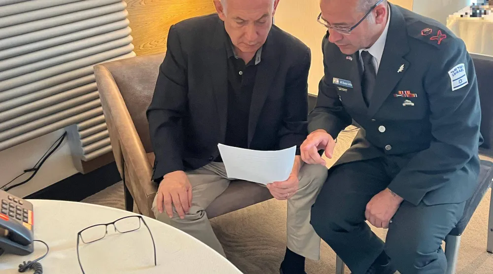 رئيس الوزراء الإسرائيلي بنيامين نتنياهو (يسار) يعقد مشاورات مع سكرتيره العسكري اللواء رومان غوفمان (د.ب.أ)