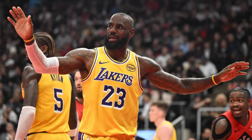 نجم الليكرز ليبرون جيمس (رويترز)