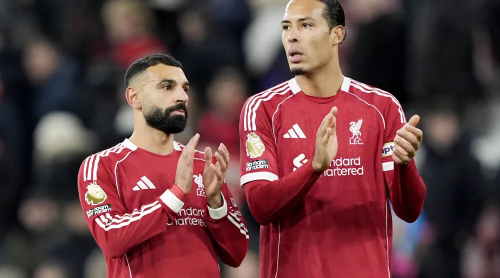 فيرجيل فان دايك قائد ليفربول وزميله محمد صلاح (د.ب.أ)