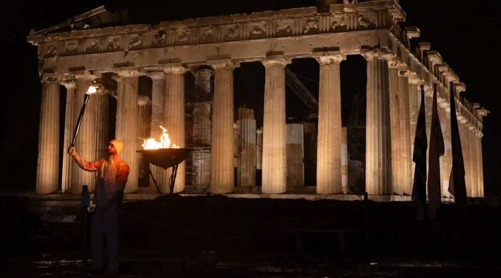 إشعال الشعلة الأولمبية في معبد البارثينيون بجبل أكروبوليس في اليونان (أ.ف.ب)