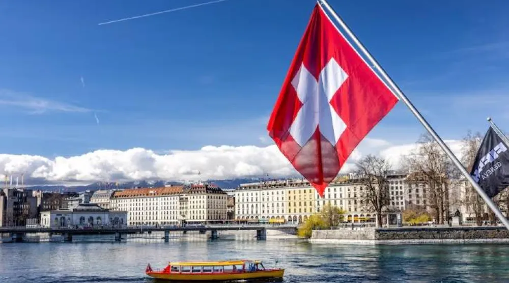 علم سويسرا في ميناء جنيف (رويترز)