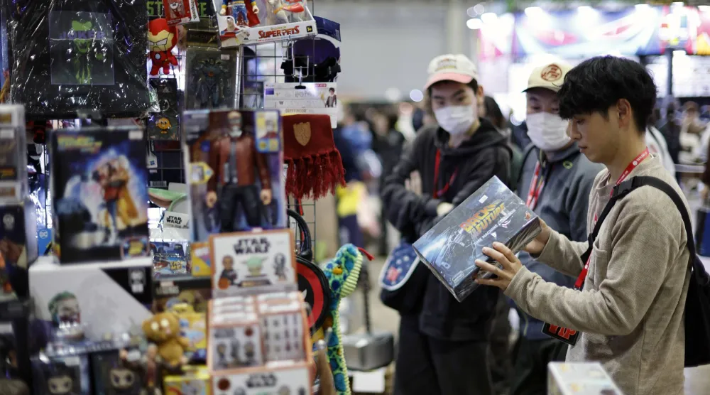 زوار لجناح بأحد معارض الألعاب في بلدة تشيبا قرب العاصمة اليابانية طوكيو (إ.ب.أ)