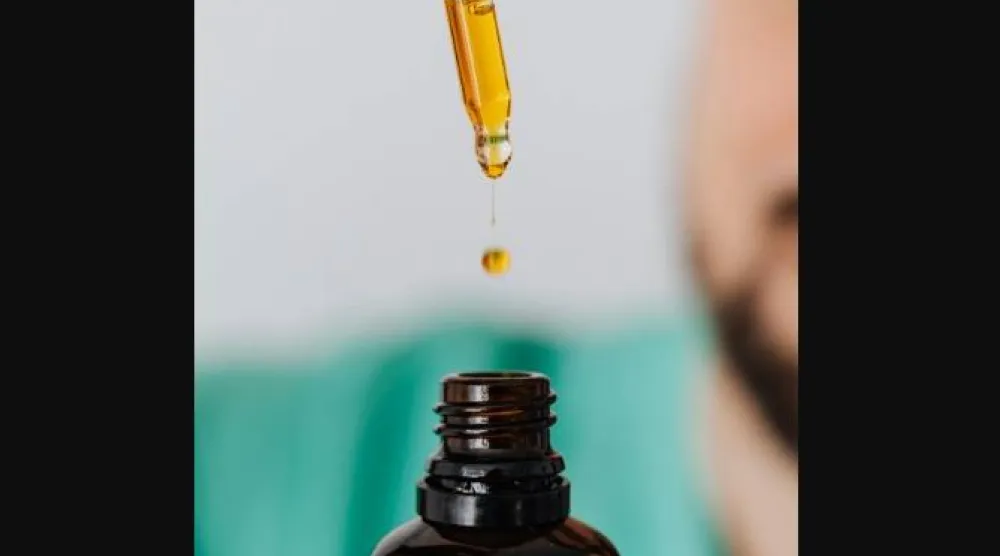 زيت الخروع يُستخدم مليّناً وفي منتجات العناية بالبشرة والشعر (بكسلز)