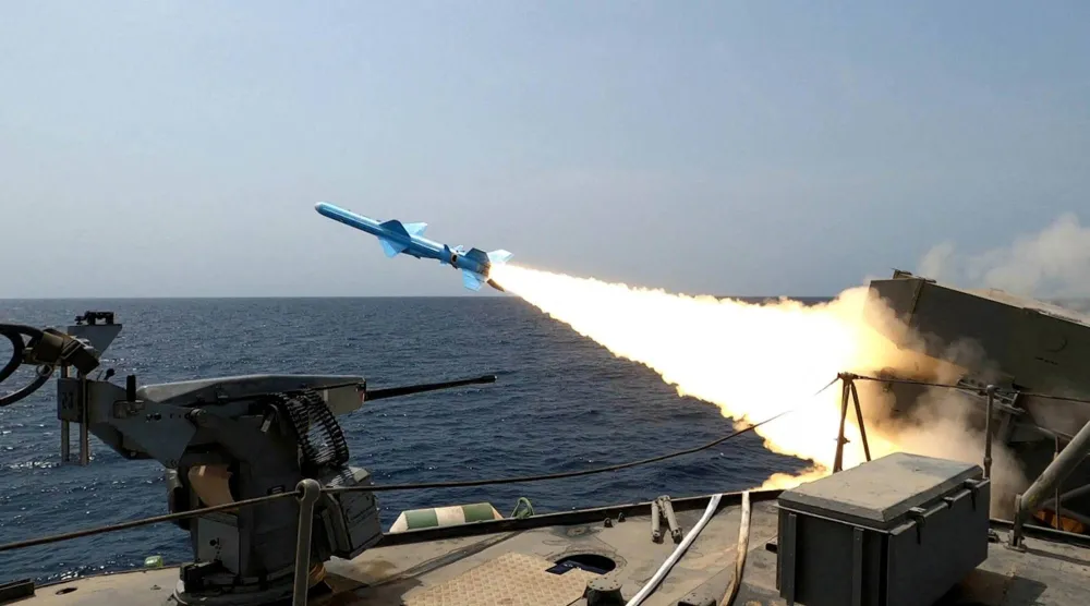 إطلاق صاروخ إيراني خلال مناورات عسكرية في مكان غير معلن بإيران 20 أغسطس 2025 (رويترز)