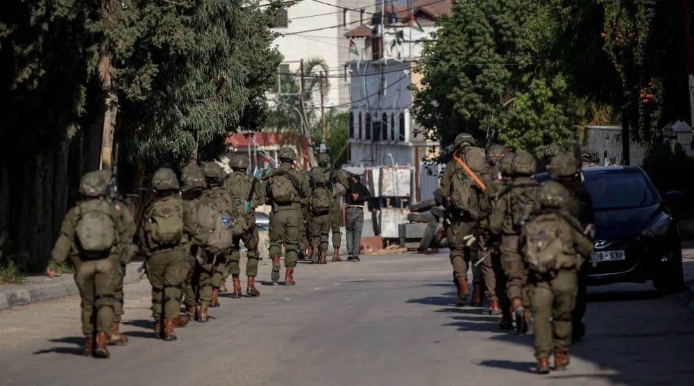 جنود إسرائيليون خلال عملية في بلدة القلقيلة في الضفة الغربية الخميس (د.ب.أ)