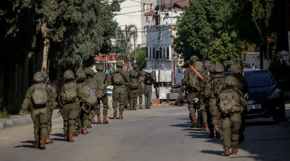 Batı Şeria'nın Kalkilya kasabasında düzenlenen operasyon sırasında İsrail askerleri, 4 Aralık 2025 (DPA)