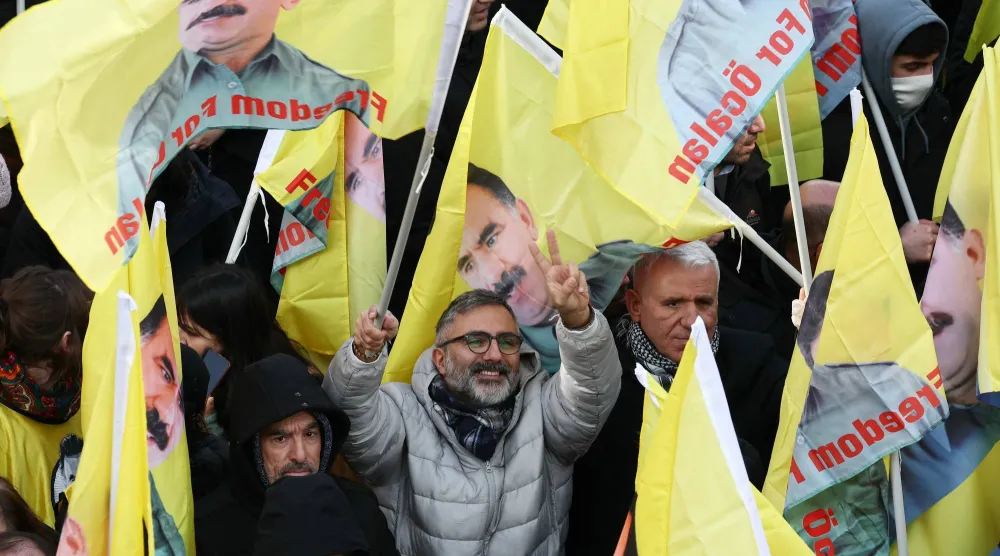 أكراد خلال مظاهرة في فرنسا فبراير الماضي للمطالبة بإطلاق سراح زعيم حزب «العمال الكردستاني» عبد الله أوجلان (أ.ف.ب)